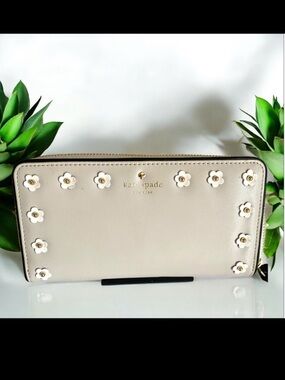 Kate Spade NWT Floral Applique Crescent Street Lacey Continental Wallet cream